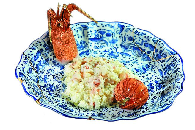 〈雪花鸡淖龙虾仔〉是四川高级名菜，其状如云朵、似积雪，入口柔软滑嫩，以「吃鸡不见鸡」闻名。图／姚舜