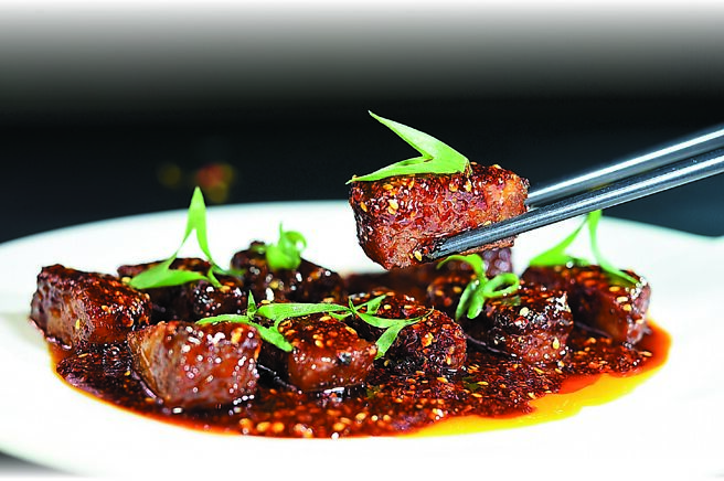 〈七滋八味雪花牛小排〉属「怪味」味型，集「麻、辣、甜、酸、鲜、咸、苦」等七种滋味，再加入许凡创新改良的第八味「酒酿」，香甜更醇厚并带酒香，眾味交陈、互不压味更显层次。图／姚舜