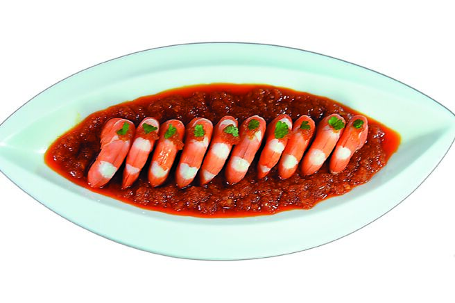 〈川味蒜泥鲜虾〉是以手工捣碎的蒜泥、壶底油，以及香油与红油等制成的蒜泥酱铺底，为汆烫、去壳、冰镇的白虾提味，集麻、辣、香、酸于一体。图／姚舜