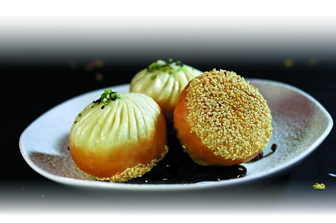 〈麻婆豆腐海参煎包〉的内馅是用绍子肉制成的麻婆豆腐内馅，以及野生辽参切丁。图／姚舜