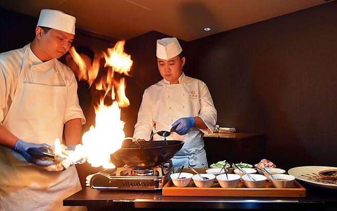 〈生爆盐煎肉澳洲鲍鱼〉是採桌边烹调，在客人眼前料理而生，熊熊火焰、香气四溢。图／姚舜