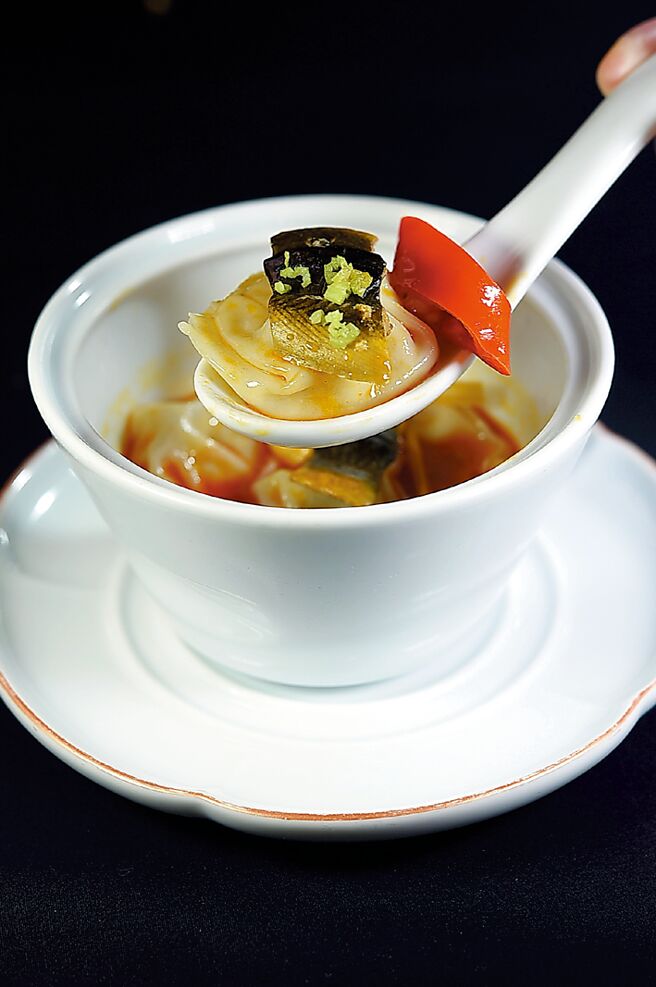 〈泡椒鱔鱼抄手〉是将〈泡椒鱔鱼〉和〈红油抄手〉二菜合体呈现。图／姚舜