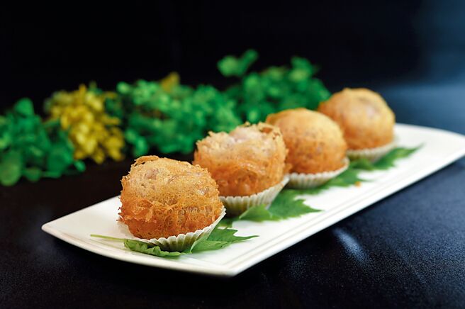 〈荔芋松子流沙球〉縷空金絲般的酥脆外殼裡，裹著入口微帶細沙顆粒感的鹹香金沙與帶著酥脆松子，微甜中帶鹹鮮。圖／姚舜、國賓中餐廳