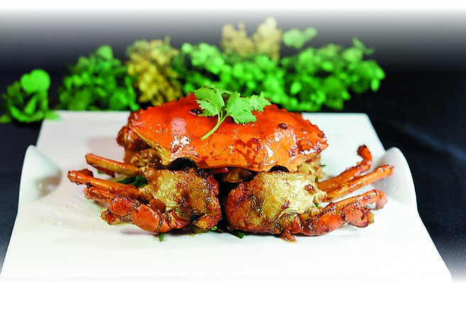 〈XO醬蘿蔔糕焗紅蟳〉也是一道「兩菜合一」的蟹餚，提供多元食趣。圖／姚舜、國賓中餐廳