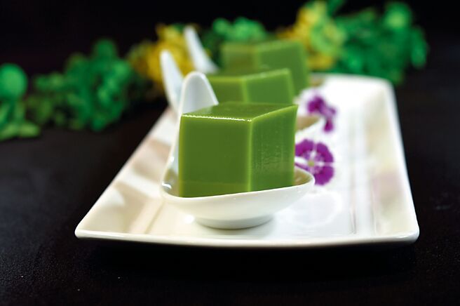 混合二款日式抹茶以獨家比例製作的〈抹茶羊羹〉，經過熬煮、過篩、冰鎮、塑型後，仿若一塊塊老坑翡翠，濃正的祖母綠色澤，口感Q彈、滋味甜苦交織，茶香餘韻悠長。圖／姚舜、國賓中餐廳