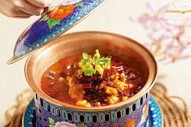 〈饞嘴豆豆蛙〉是以肉質細嫩的田雞與剁椒和泡野山椒拌炒，散發濃郁的辣香，再搭配泡薑末的微酸，讓湯汁味道濃郁而不失清爽，最後淋上的辣油和花椒，增添了麻辣的刺激感。圖／姚舜、國賓中餐廳