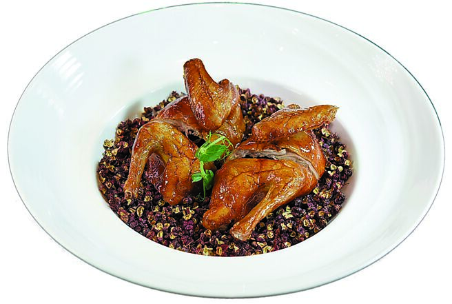 〈貢椒乳鴿〉是先將乳鴿用滷汁浸泡賦味，再上皮水、風乾、油炸，再泡入藤椒油中提味，成菜後散發鮮花椒和大紅袍花椒的麻香。圖／姚舜、國賓中餐廳