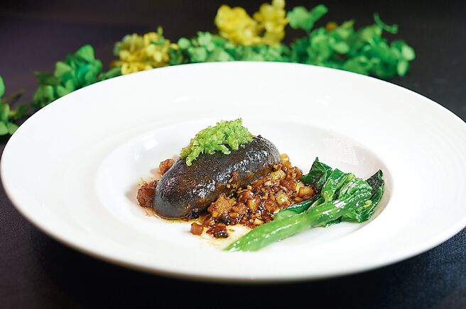 〈青椒遼參〉是先將關西刺參以郫縣豆瓣醬、辣豆瓣、花椒粒與調味料煨煮入味，再將遼參與香菇、杏鮑菇、五花肉、青椒、泡薑及野山椒調味炒製的哨子煨煮至收汁，菌菇的鮮美增添了整體的風味，青椒的清脆與微辣的泡野山椒相得益彰。圖／姚舜、國賓中餐廳