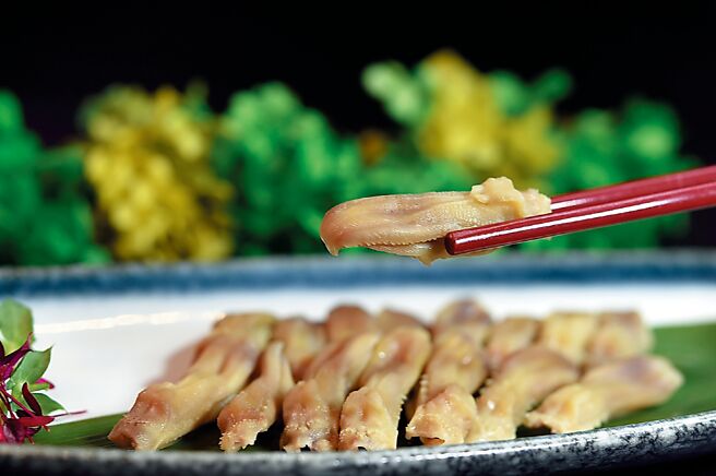 〈酒糟鴨舌〉是將鴨舌汆燙、冰鎮後，浸泡在以人參、當歸、川芎與紹興酒調製的滷汁中使其入味。圖／姚舜、國賓中餐廳