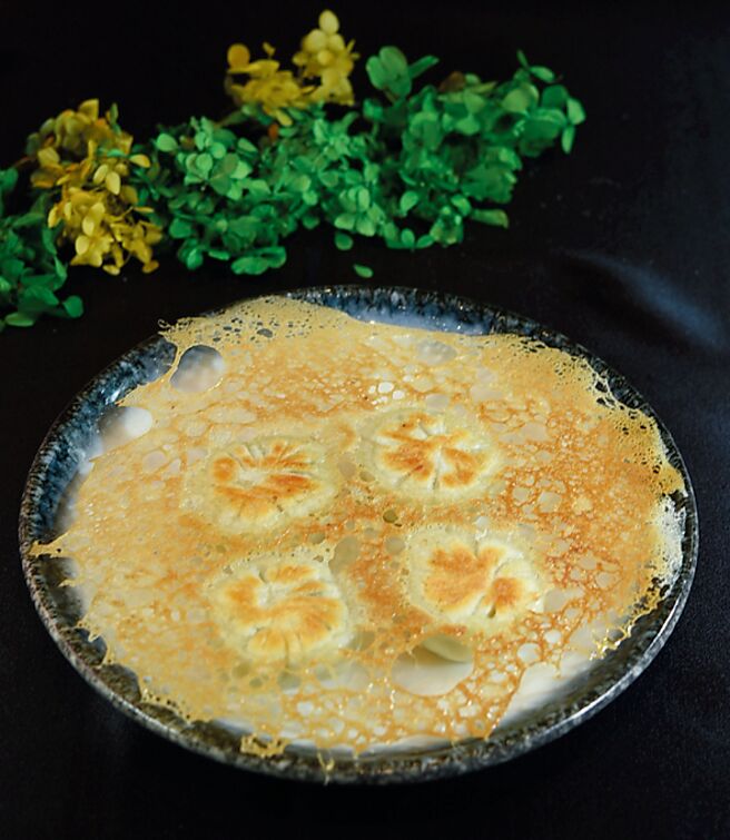 〈紫蘇海老煎包〉經蒸煮、煎炸雙重工序，包子底皮焦黃酥脆，內餡保持了蝦肉的鮮嫩和紫蘇的清香。襯底的「冰花」，使口感更富層次。圖／姚舜、國賓中餐廳