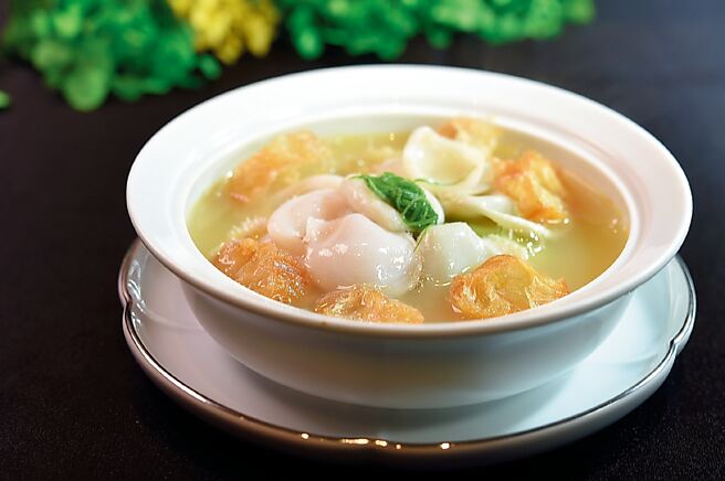 〈黃湯灼鮑魚〉的湯汁鮮美，鮑魚片柔嫩中帶有微微Q度。圖／姚舜、國賓中餐廳