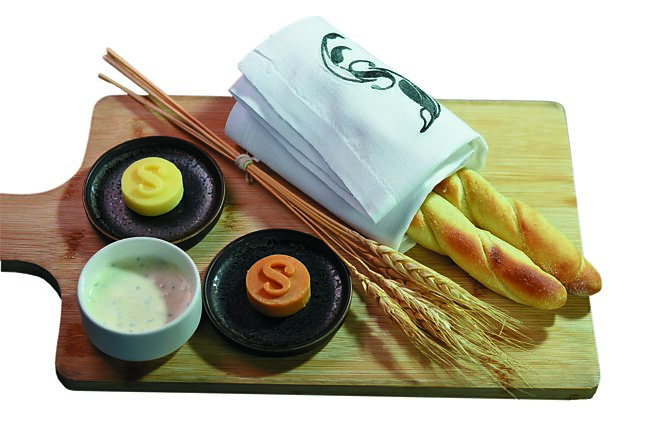 台北W饭店的现代法式餐厅〈Seasons by olivier e.〉的佐餐麵包与抹酱均是餐厅自制，口感与风味皆属上乘。图／姚舜