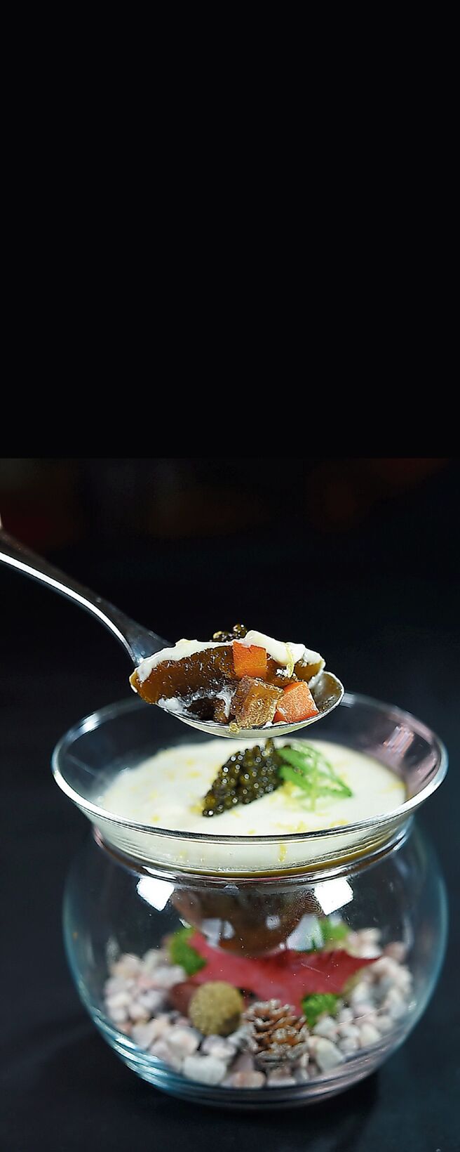 〈蔬菜牛肉冻／辣根鲜奶油／鱼子酱〉以浓郁的炖牛肉汤汁制成冻，加入块状牛肉与多款蔬菜堆迭口感变化；顶层覆盖辣根鲜奶油平衡风味。图／姚舜