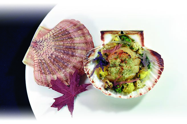 〈扇贝／海藻奶油／炖韭菜／香槟酱〉是以日本新鲜海藻、结合法国依思尼奶油特制灵魂秘方，微融于香煎干贝顶端衬托海藻鲜甜；另淋上以香槟、鲜鱼高汤、蘑菇等食材熬煮的奶油白酱，完美提鲜。图／姚舜