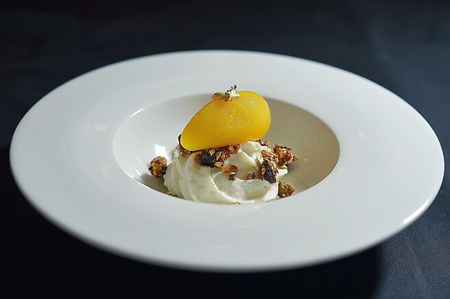 前甜点〈橘子的喜悦〉，层层堆迭白巧克力与可可起酥片、茂谷橘子酱、绵密的优格泡泡与清新柑橘雪酪，另撒上以盐之花提味的主厨特制谷麦，赋予清脆口感。图／姚舜