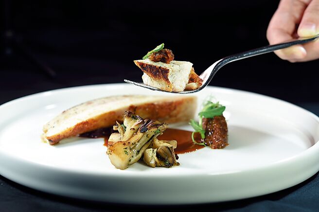 〈Seasons by olivier e.〉的耶诞跨年套餐主菜〈香栗鸡肉／酸甜紫高丽／培根酱／松露酱〉，以南投县鱼池乡、喂食有机红茶在地红玉鸡，将鸡胸带皮舒肥后煎至表面香脆、呈现诱人的淡粉色泽，另融合混入栗子的鸡肉慕斯。配菜包含酸甜紫高丽与咸香培根洋葱酱，最终浇淋添加鸡汁的主厨经典松露酱，层次丰润饱满。图／姚舜