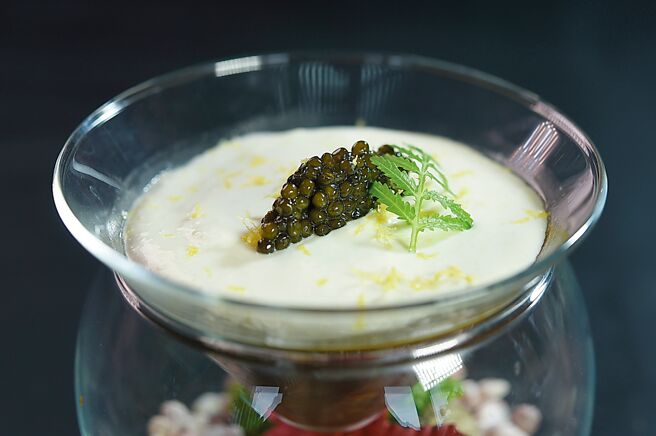 〈蔬菜牛肉冻／辣根鲜奶油／鱼子酱〉上层是主厨唯一指定的Perseus Caviar No.2鱼子酱，除提味增香并点缀高贵气息。图／姚舜