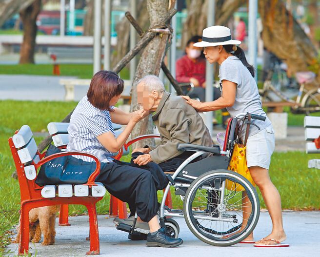 台湾超高龄化来临，卫福部政务次长吕建德29日表示，长照财务规画须做调整，卫福部正研拟多元长照财源方案，构思推行「双源财务制」。图为照护示意图。（本报资料照片）