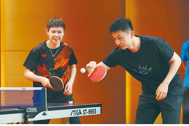 大陆桌球名将马龙（右）29日到文化大学，与台湾退役桌球名将蒋澎龙与巴黎奥运国手陈思羽（左）切磋球技。（邓博仁摄）
