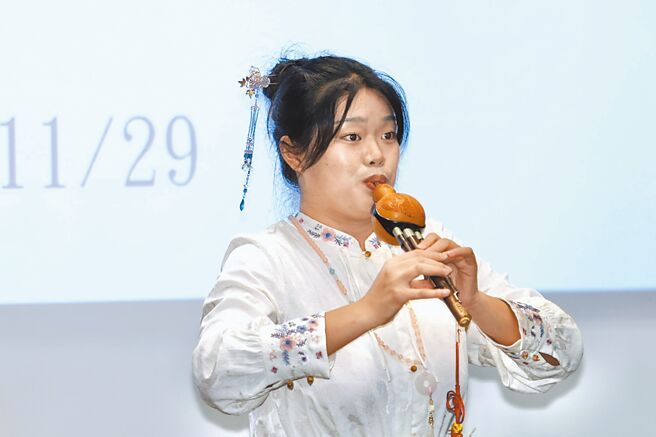 陆生参访团第三天，一大早前往阳明交通大学参加两岸学生音乐交流。福建师范大学的于书涵带来云南传统乐器葫芦丝演出的《月光下的凤尾竹》。（邓博仁摄）