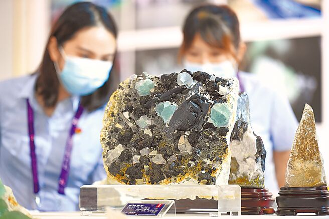 美國媒體28日報導，中國可能從12月1日開始，限制戰略優勢金屬鎢產品的出口。圖為黑鎢原礦。（新華社）