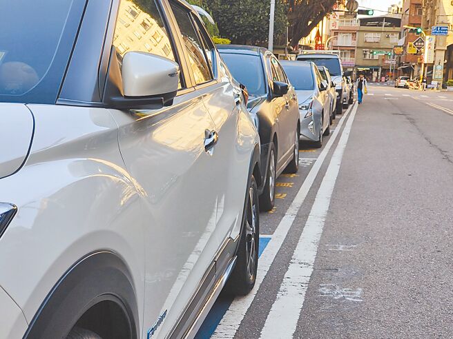 桃園市公有路邊停車格停車費若超商代收，市府每張須支付4.3元代收費，比雙北還高。民代希望市府應與業者溝通，降低代收費。（賴佑維攝）