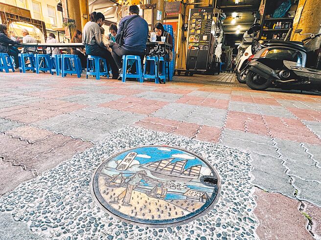 台南市目前汙水下水道特色孔蓋共有13款，均分布在中西區，圖為永樂市場的「佛頭港」特色孔蓋。（曹婷婷攝）