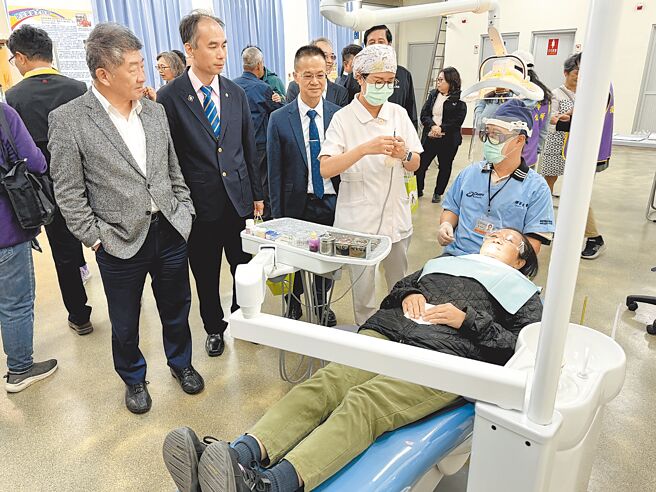 台南市政府推動小黃公車16年，29日再宣布啟動大新營地區4條路線，並串聯後壁新嘉里巡迴醫療據點，新增牙科服務，造福偏遠地區長輩。行政院政務委員陳時中（左一）訪視新嘉社區活動中心新增牙科診療服務情形。（寶智華攝）