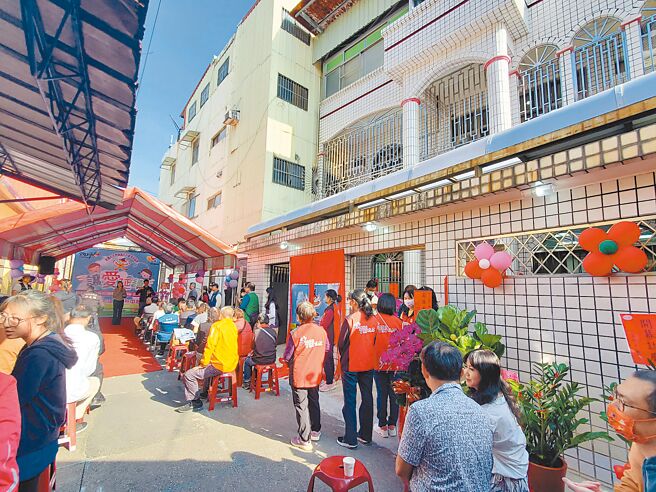 云林县小天使日照中心（有装铁窗处）的建筑物前身为斗六市有名的特种营业场所，29日揭牌启用成为小天使日照中心。（周丽兰摄）