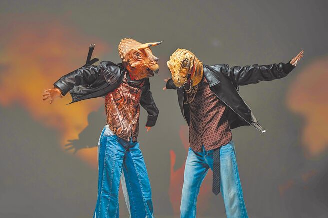 恐龙的皮推出首张专辑《I Dig You》，并将于明年1月11日台北松仁威秀举办专场演出。（摄影／石智中‧服装／MAX&CO.、SANDRO、鞋／Charles & Keith、Pedro）