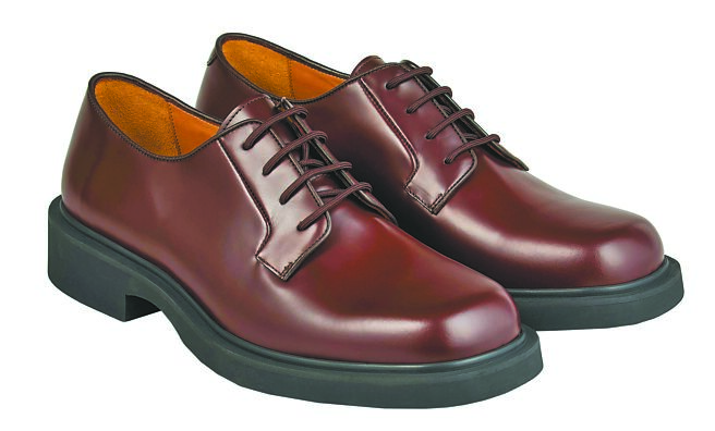 SANDRO HOMME，棕色四孔皮鞋，价格店洽。（SANDRO提供）