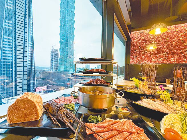 「新馬辣經典麻辣鍋Plus」遠百信義A13店的窗邊席，讓民眾吃大餐的同時也可觀賞煙火。（馬辣集團提供）