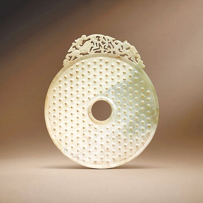 东汉中期的玉「延年」璧以2518万港元落槌，高于估价25倍。（Christie’s提供）