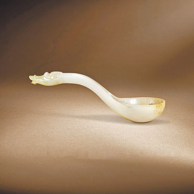 「白玉龙首勺」拍出2215万5000港元的天价，高出估价44倍。（Christie’s提供）