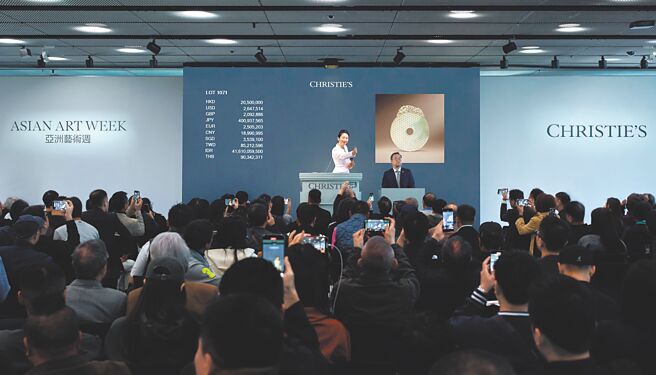 佳士得亚太区副总裁兼拍卖官陈良玲为拍卖会的最高成交价拍品东汉玉「延年」璧落槌。（Christie’s提供）