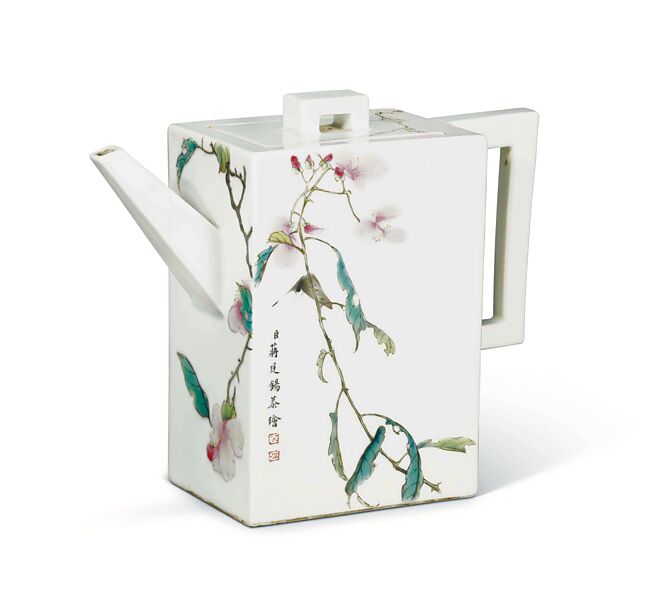 「清粉彩蝶恋花图方壶」以730万8000港元落槌，高出估价37倍。（Christie’s提供）