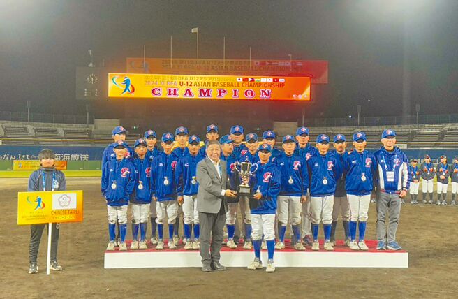 中華棒球小將29日在U12亞洲錦標賽冠軍戰以5比1擊敗韓國隊，不但報了預賽落敗之仇，更勇奪賽史第8冠，由中華民國棒球協會副理事長林華韋（前排左）頒贈冠軍獎盃給奪冠的中華隊。（中華棒協提供）