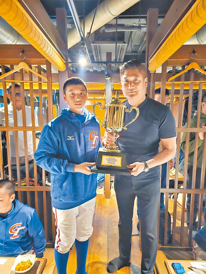 中華棒協理事長辜仲諒（右）宴請奪下U12亞洲盃少棒錦標賽冠軍的中華小將們吃燒肉，由隊長周震泉（左）代表合影留念。（中華棒協提供）