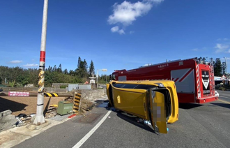 自撞路口監視器桿翻車 澎湖運將受困警消急救援