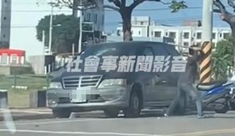 街頭上演「打擊練習」 疑與兒吵架火爆父球棒砸車
