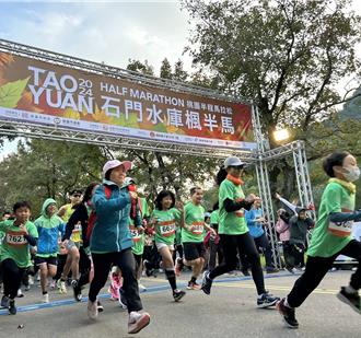 桃園石門水庫楓半馬今登場 吸引5800跑者參賽