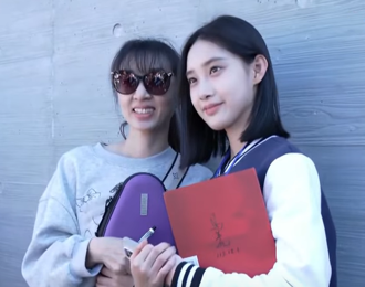 影》陸生團「神仙姐姐」彭弋航遊日月潭險落隊 合照來者不拒…拍完趕快小跑步跟上