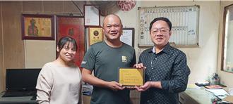 鐵漢每天工作逾12小時 揮汗賺辛苦錢仍捐10萬助兒少