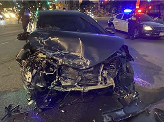 三寶「打右轉燈竟搶快左轉」 慘遭攔腰撞零件噴滿地