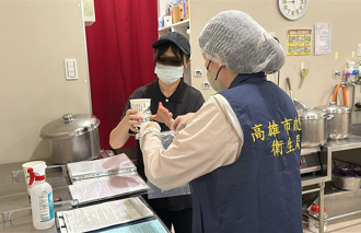 買樺達加料 竟吸到「員工識別證」 高雄衛生局開罰