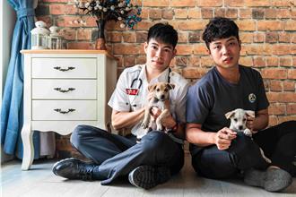 嘉義消防桌曆暖心登場 消防英雄化身猛男與動物共舞