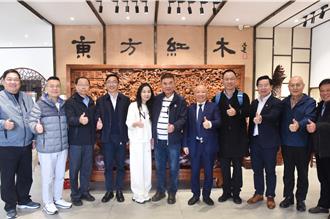 苗栗縣長鍾東錦訪江蘇常熟傢俱公司 深化木雕文化交流