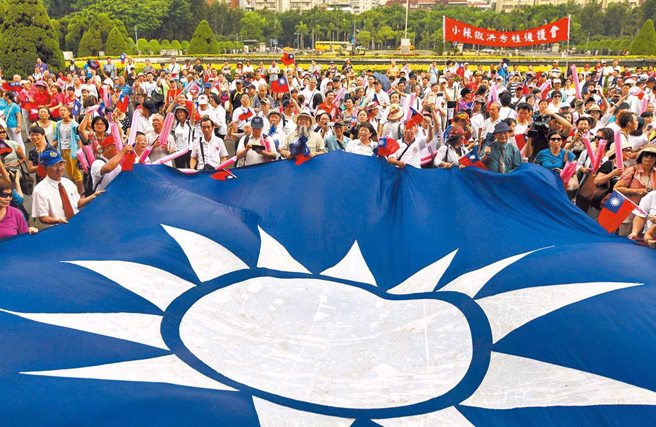 根据《美丽岛电子报》11月份的最新国政民调中可以看到，关于政党好感度，民进党正向评价46.4％；负向评价41.5％，国民党正向评价39.2％；负向评价44.2％。图为国民党选举造势活动。（本报资料照片）