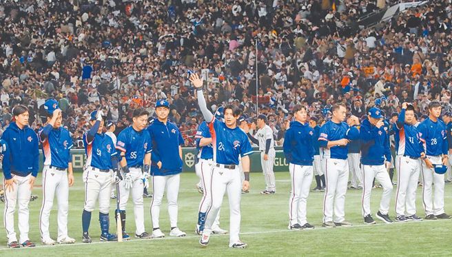 中华队勇夺12强冠军，赴日看球的球迷「感冒也甘愿」，连就诊都在笑。（资料照）