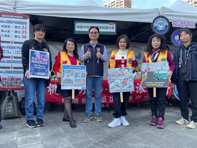 微电车未挂牌开始取缔，桃警交安及识诈宣导总动员。(警方提供／蔡依珍桃园传真)